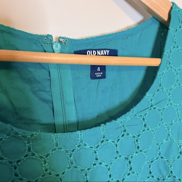 Old Navy Eyelet Lace Dress size 4 - Picture 2 of 3